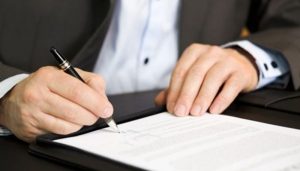 Cần có chữ ký của cả hai bên bán và mua trong giấy đặt cọc mua đất viết tay