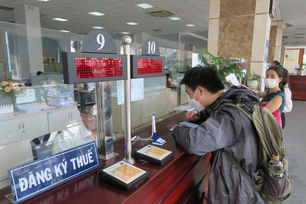 Người dân đi kê khai thuế